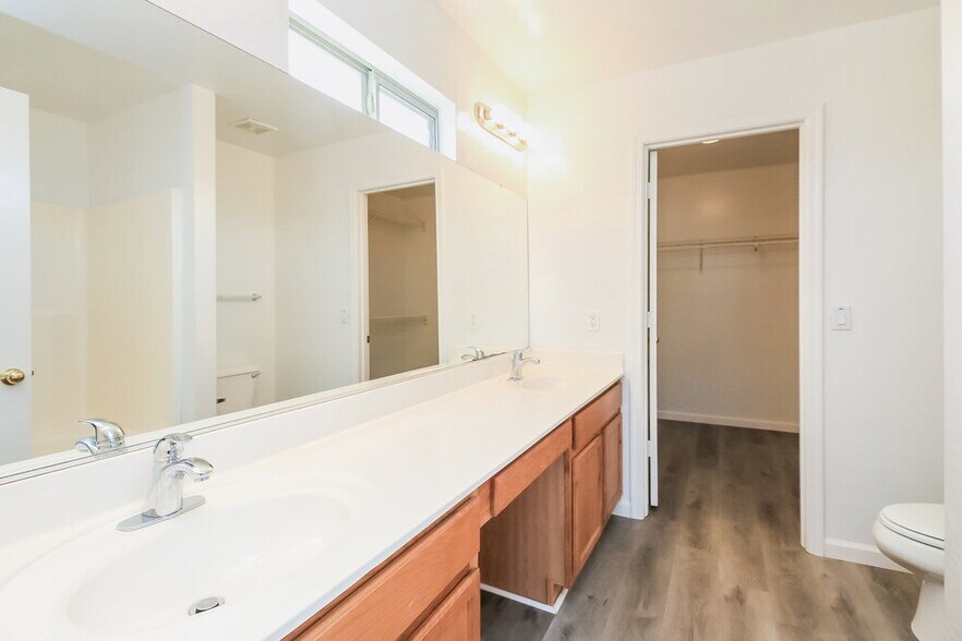 Building Photo - 3206 S Justin Dr