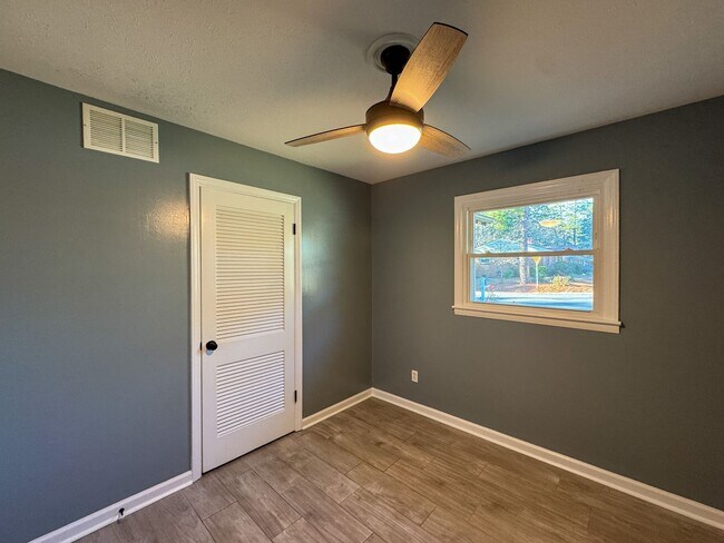 Building Photo - Charming 3 Bed 1.5 Bath Home with Flex Room