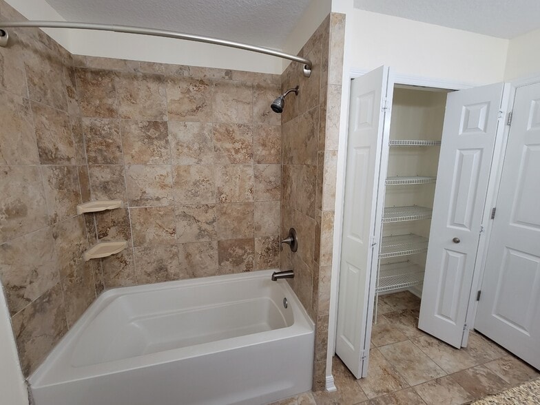 Guest bath - 4538 Palmetto Cove Ln