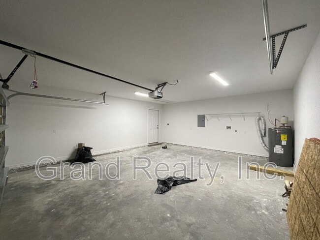 Building Photo - 6217 Fox Run St