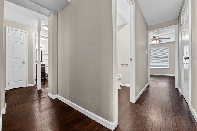 Building Photo - 2 Weeks Free! Spacious 4BR Townhome with Fenced Yard in Lago Vista