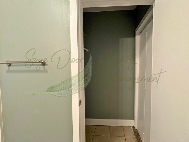 Building Photo - AVAILABLE NOW!!!!!