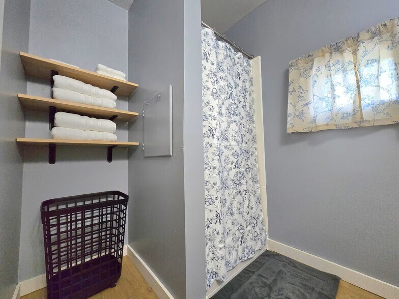 Building Photo - 1303 8th St E