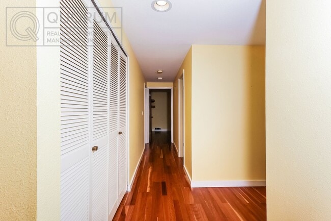 Building Photo - Spectacular Top Floor Condo with Stunning Views in Queen Anne