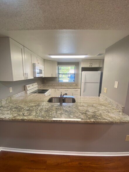 Building Photo - 10125 Lake Oak Cir