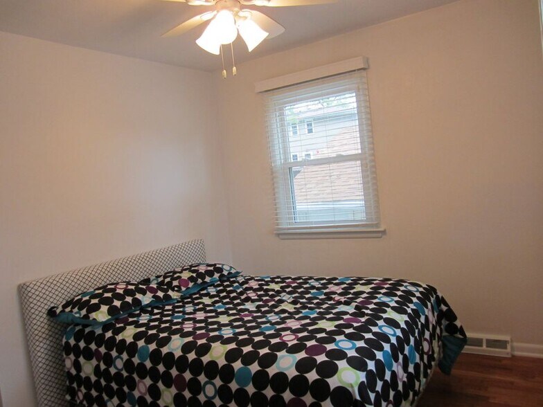 Bedroom 2 - 1928 North Oak St