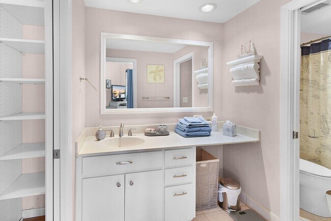 Building Photo - 221 NE Plantation Rd