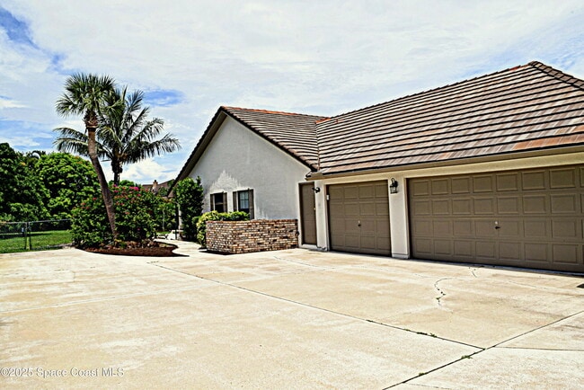 Building Photo - 285 Utopia Cir