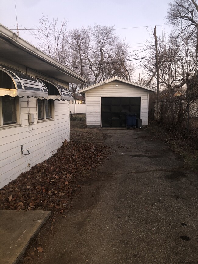 Garage - 4011 Middlehurst Ln