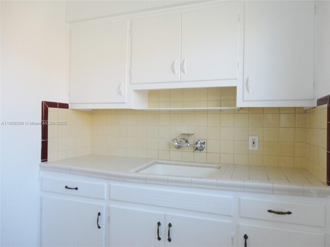 Building Photo - 4740 Pine Tree Dr