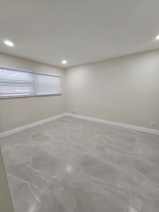 Building Photo - Beautifully Renovated 3BR/2BA Townhome in ...