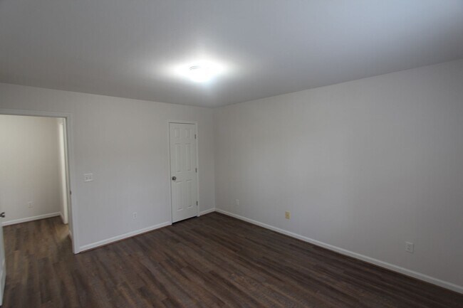 Building Photo - Wonderful and Large 3 Bedroom 2.5 Bath Townhome w/Garage