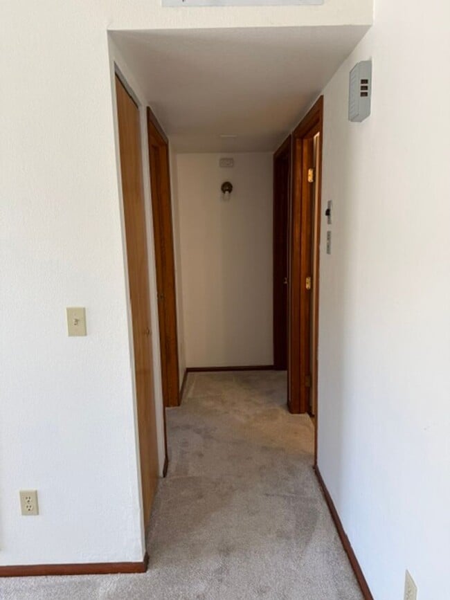 Building Photo - 2 Bedroom 1 Bath Contact Property Pros Property Management