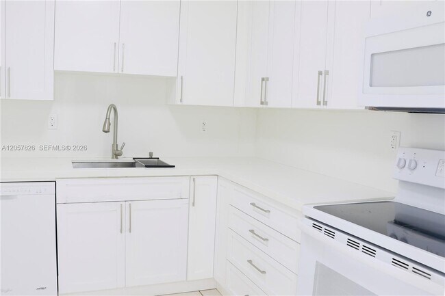 Building Photo - 6900 Bay Dr