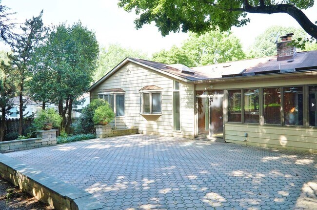 Building Photo - Sparkling and Spacious