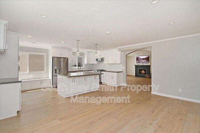 Building Photo - 122 S Guadalupe Ave