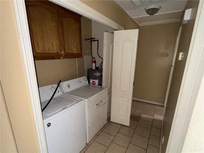 Building Photo - 9 E Coyote St