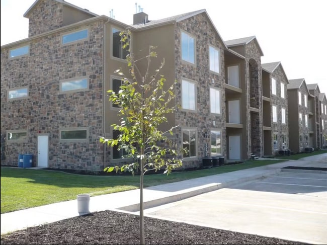 Building Photo - 426 W 200 N St