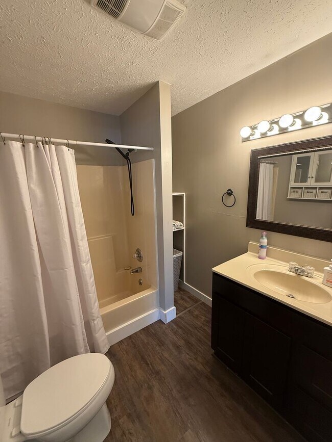 Building Photo - 264 Peterson Ave