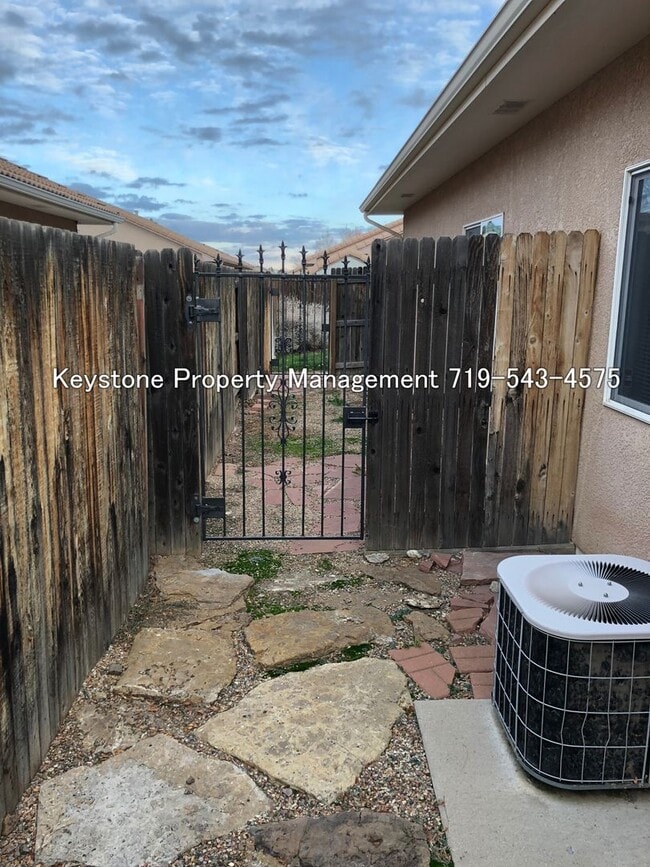 Building Photo - South side Domega Home 3 Bedroom/2 Bath/2 Car Garage $1850/$1850