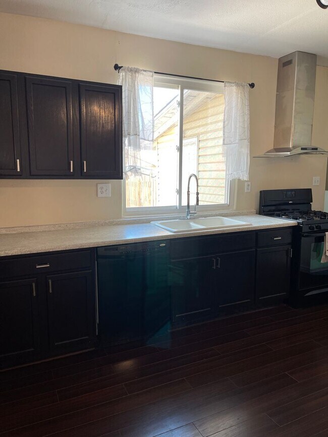 Building Photo - 3 Bedroom 2 Bath home