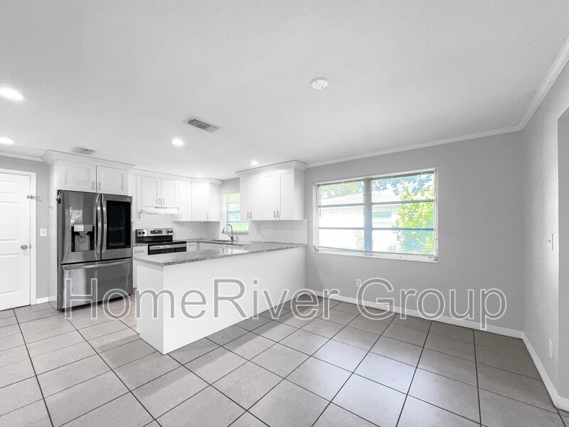 Building Photo - 928 Parkwood Dr