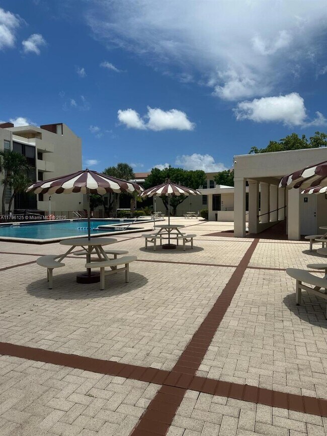 Building Photo - 8870 Fontainebleau Blvd