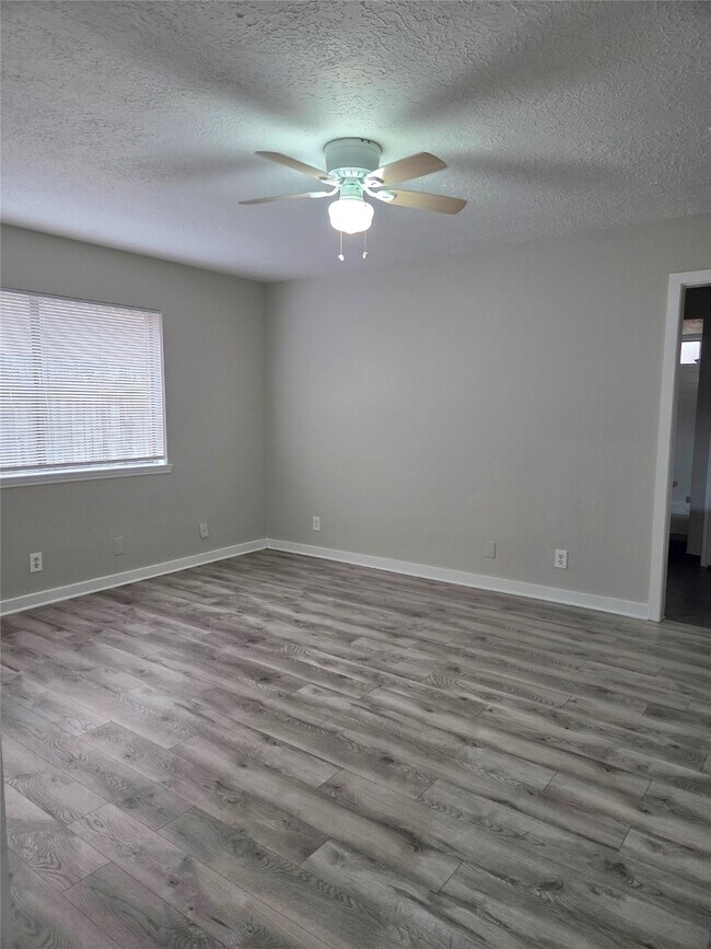 Building Photo - 9115 Woodleigh Dr