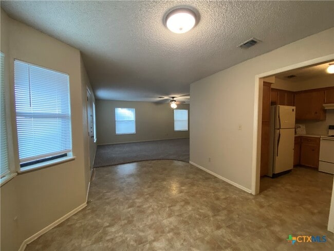 Building Photo - 40 Royal Crest
