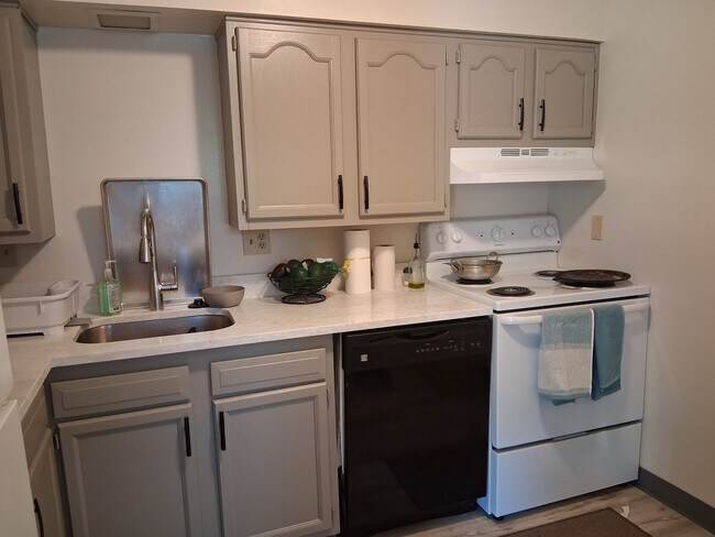 Building Photo - Wonderful 2BR at The Bellwood Manor!  Central A/C & MORE! - Call Today for a Tour!