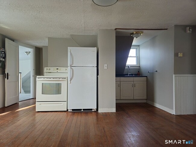 Building Photo - 21 Sigourney St