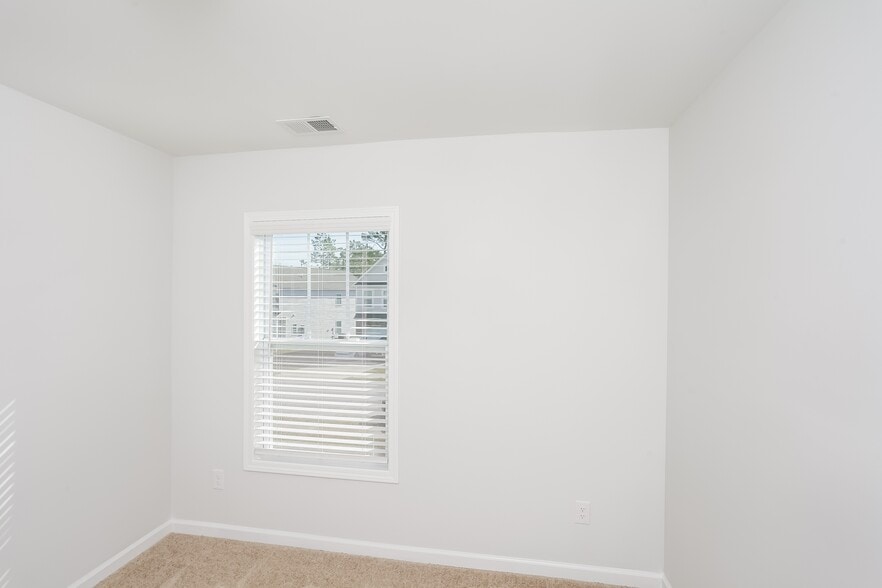 Building Photo - 30 Paces Run