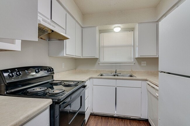 Building Photo - Updated 2022