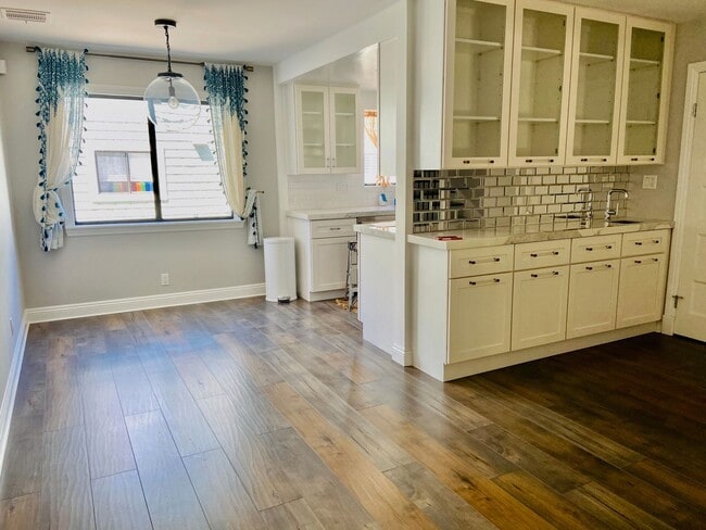 Building Photo - Gorgeous Venice Townhouse w/Upgrades Galore close to Beach+Canals w/Laundry+Garage+Pool