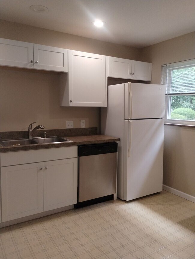 Building Photo - Quaint Duplex with a private Basement, Garage Space & Patio