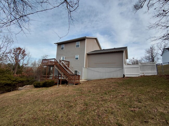 Building Photo - Home close to Post