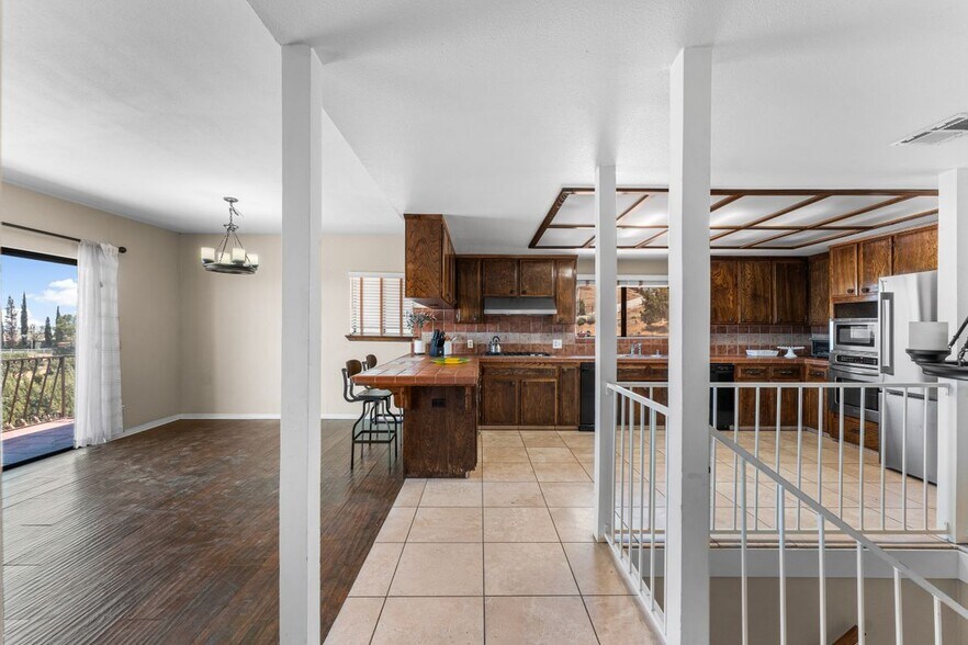 Building Photo - 1055 Lakeview Dr