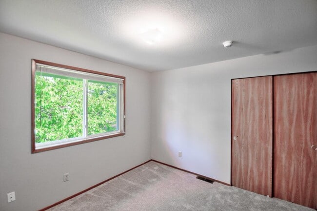 Building Photo - 6120 60th Ct SE