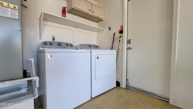 Building Photo - 8817 E Dahlia Dr