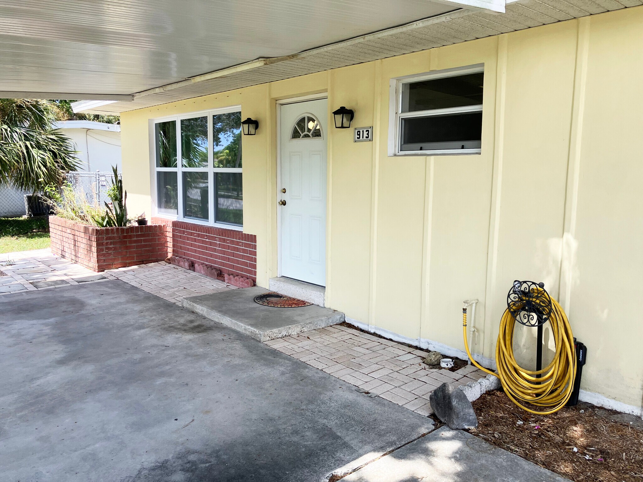 Building Photo - 913 Schumann Dr