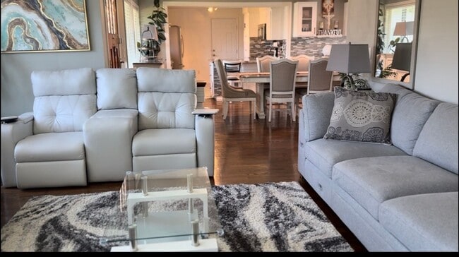 Building Photo - Spacious 4BD/4BA Home with Private Studio, located in the desirable Ferry St Bridge area!