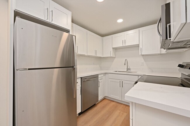 Building Photo - Greenlake Remodel - 1 Bed / 1 Bath, In Unit Washer / Dryer