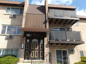 Building Photo - 710 W Huntington Commons Rd