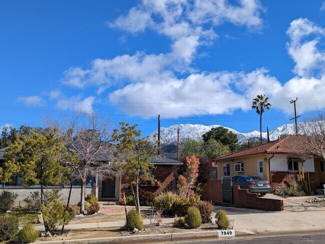 Building Photo - Spacious three bedroom one and half bath house in Sunland!