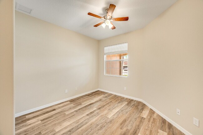 Building Photo - Beautiful 3/2 in desirable Stoneridge!