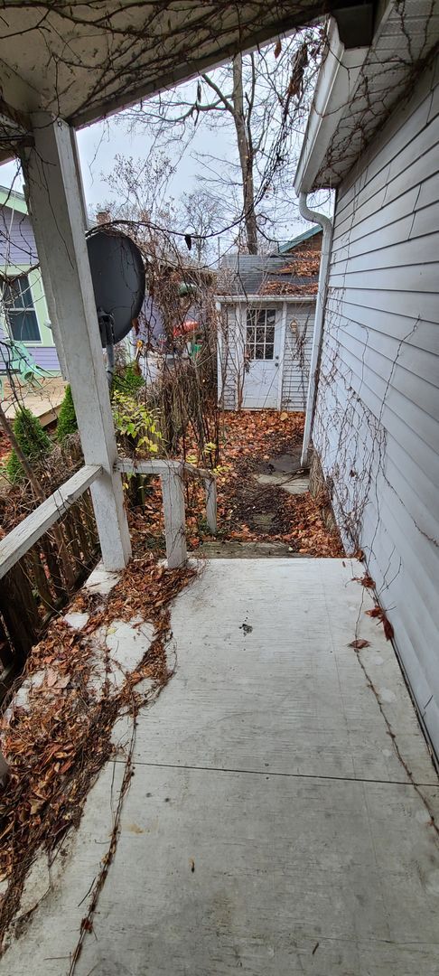 Building Photo - 208 E Grimes Ln