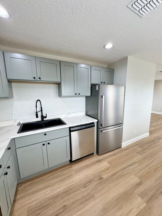 Building Photo - Beautifully Renovated 2-Bed/1-Bath Upstair...