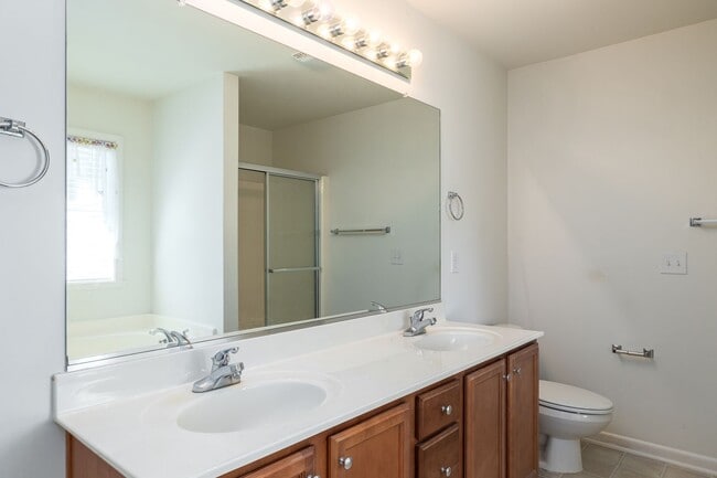 Building Photo - Charming Residence with Modern Amenities and Community center access