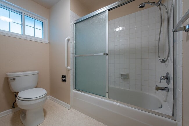 Building Photo - Peaceful neighborhood setting within walki...