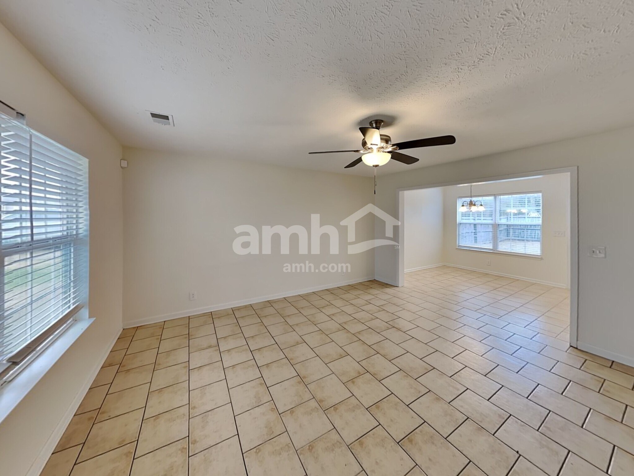 Building Photo - 1128 Eastwoods Dr